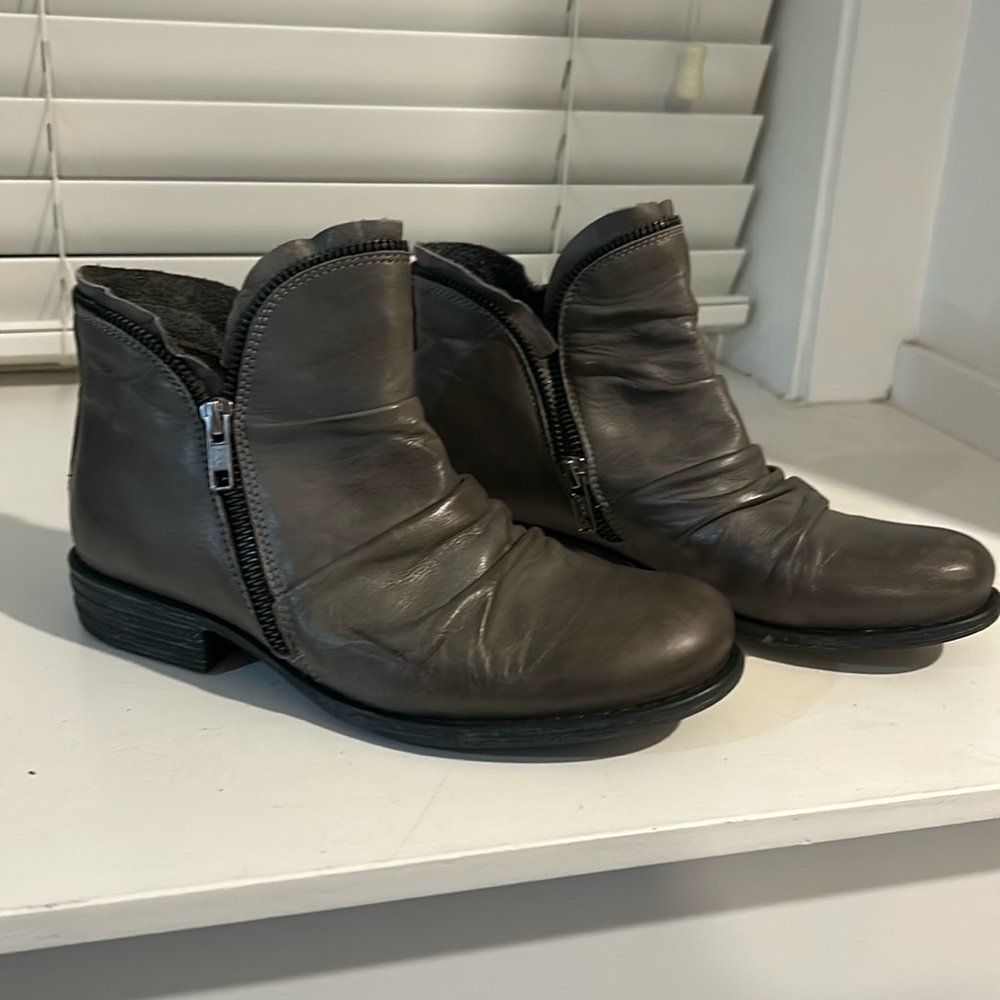 Miz Mooz zippered details flat ankle boots.